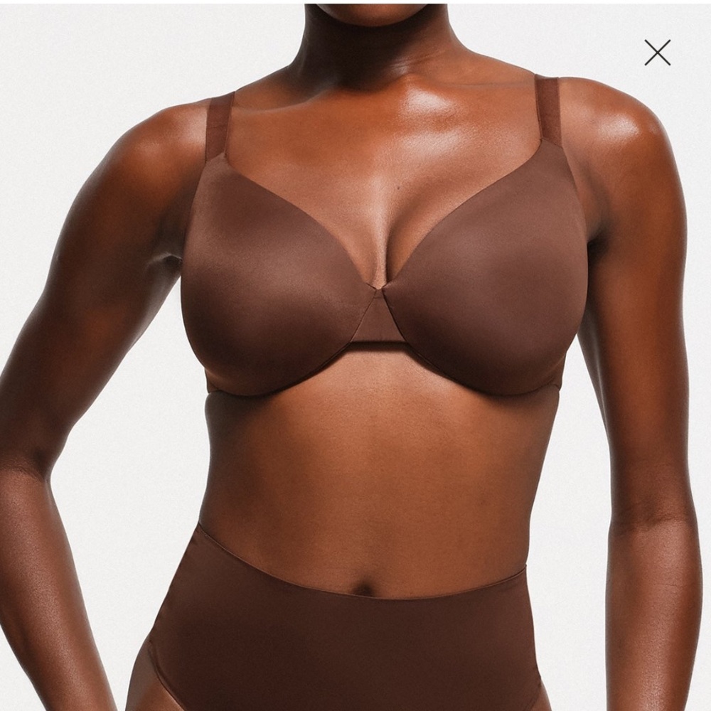 NWT SKIMS SMOOTHING INTIMATES FULL COVERAGE BRA
LIGHTLY LINED  SIZE 40DD COCOA
